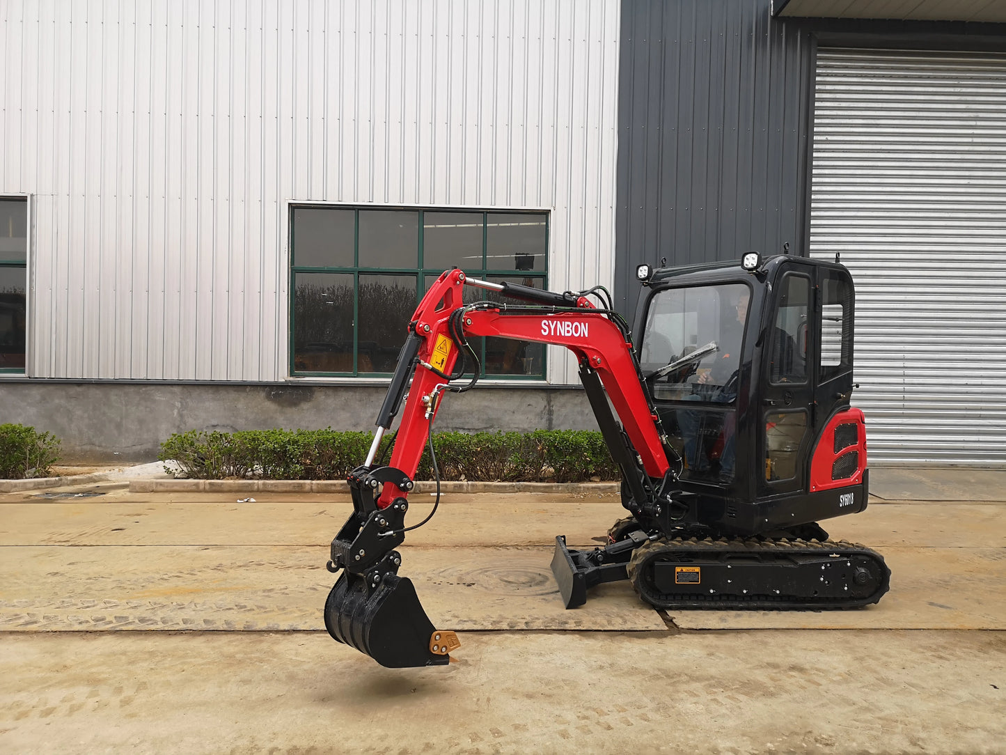 SYNBON New Enclosed Cabin Crawler Excavator 1.8Ton Mini Digger Building Machine