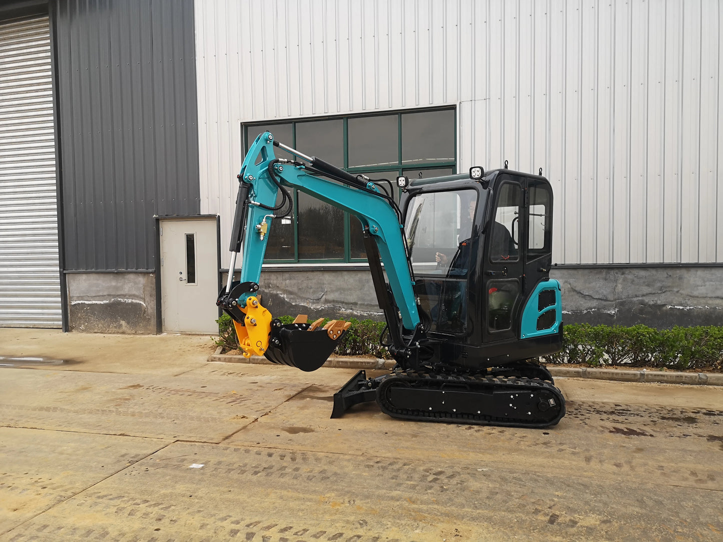 Mini Digger 1.8Ton Digging Machine Cabin Enclosed Crawler Excavator SY601.8