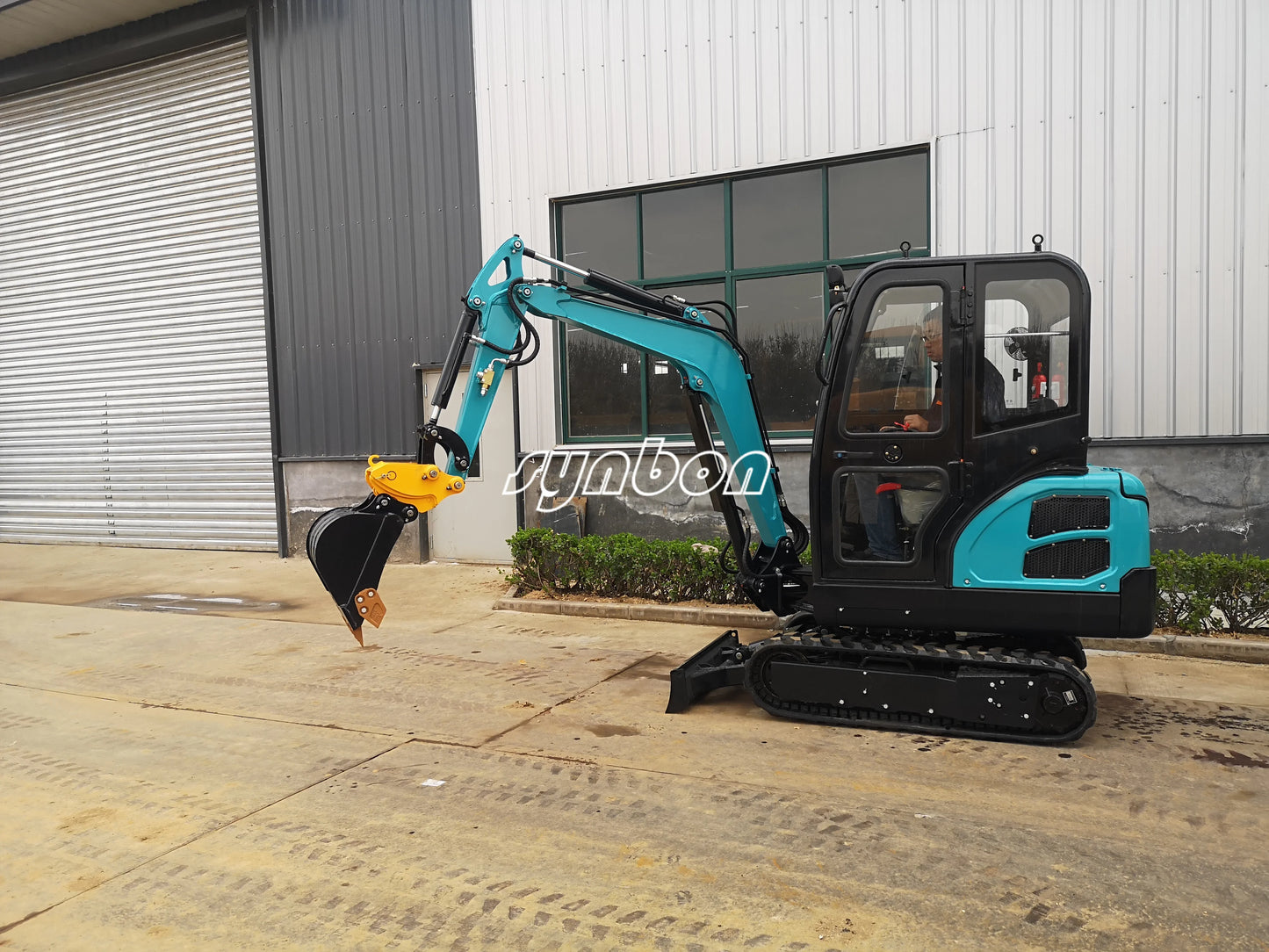 Enclosed Cabin Small Crawler Excavator SYNBON 1.8Ton Mini Digger